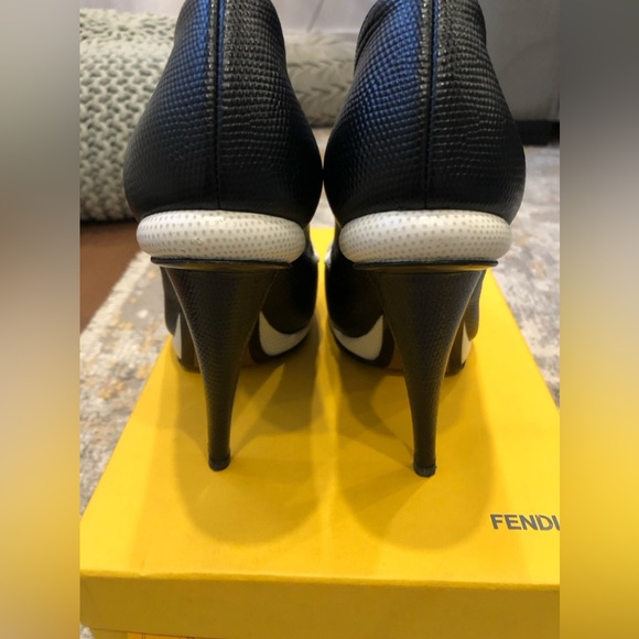 Fendi black/ white lizard embossed leather pumps size 40 - Picture 2 of 5